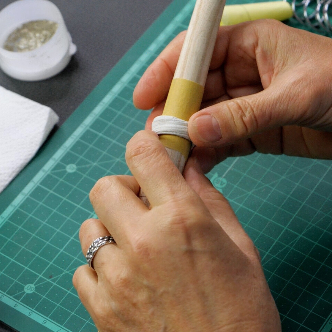 Ring mit selbstklebendem Schleifpapier am Ringstock größer schleifen 